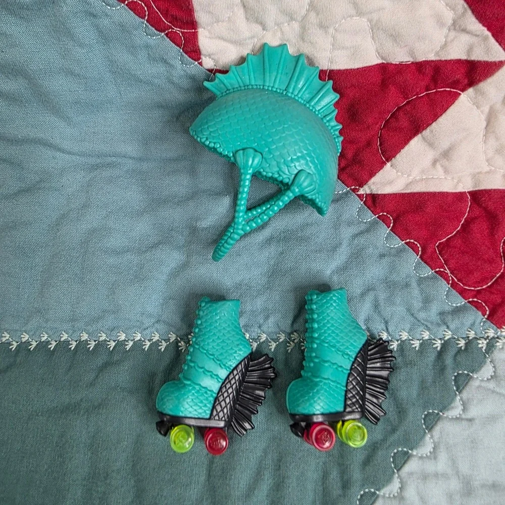 Monster High Roller Maze Lagoona Blue Helmet and Roller Skates Accessory Set